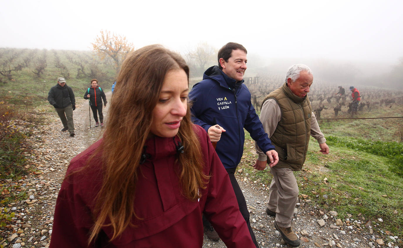 l presidente de la Junta de Castilla y León, Alfonso Fernández Mañueco, durante el comienzo de la etapa del tramo del Camino de Santiago entre Cacabelos y Villafranca del Bierzo 