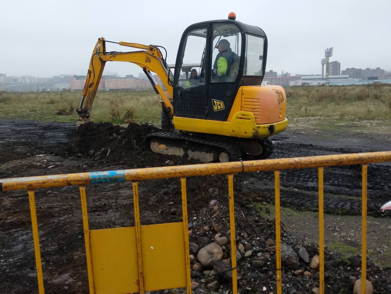 Ponferrada construye una acera para «dar seguridad» a la calle Monte Medulio.