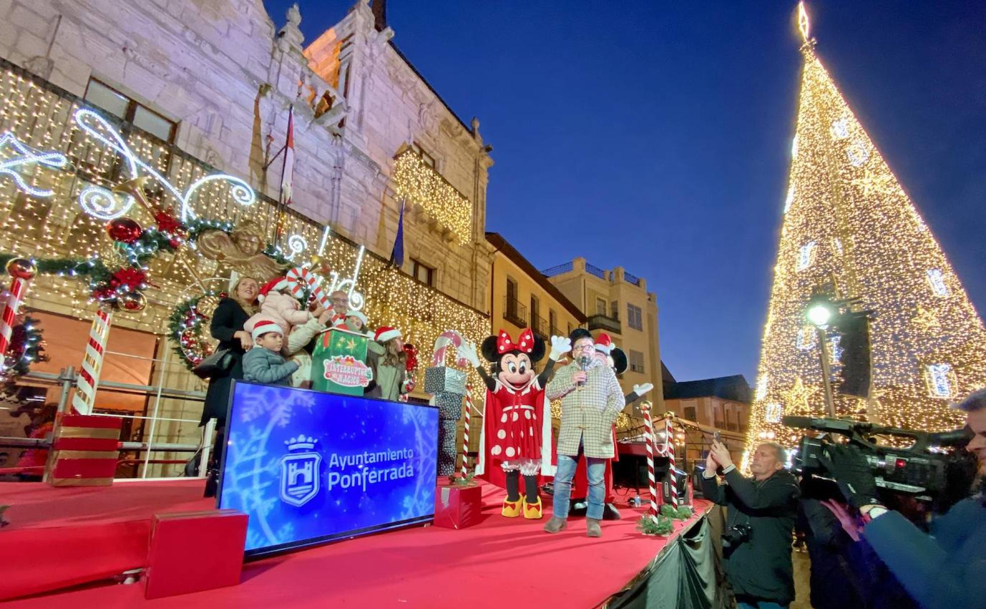 Instante en el que se encienden las luces de Navidad de Ponferrada.