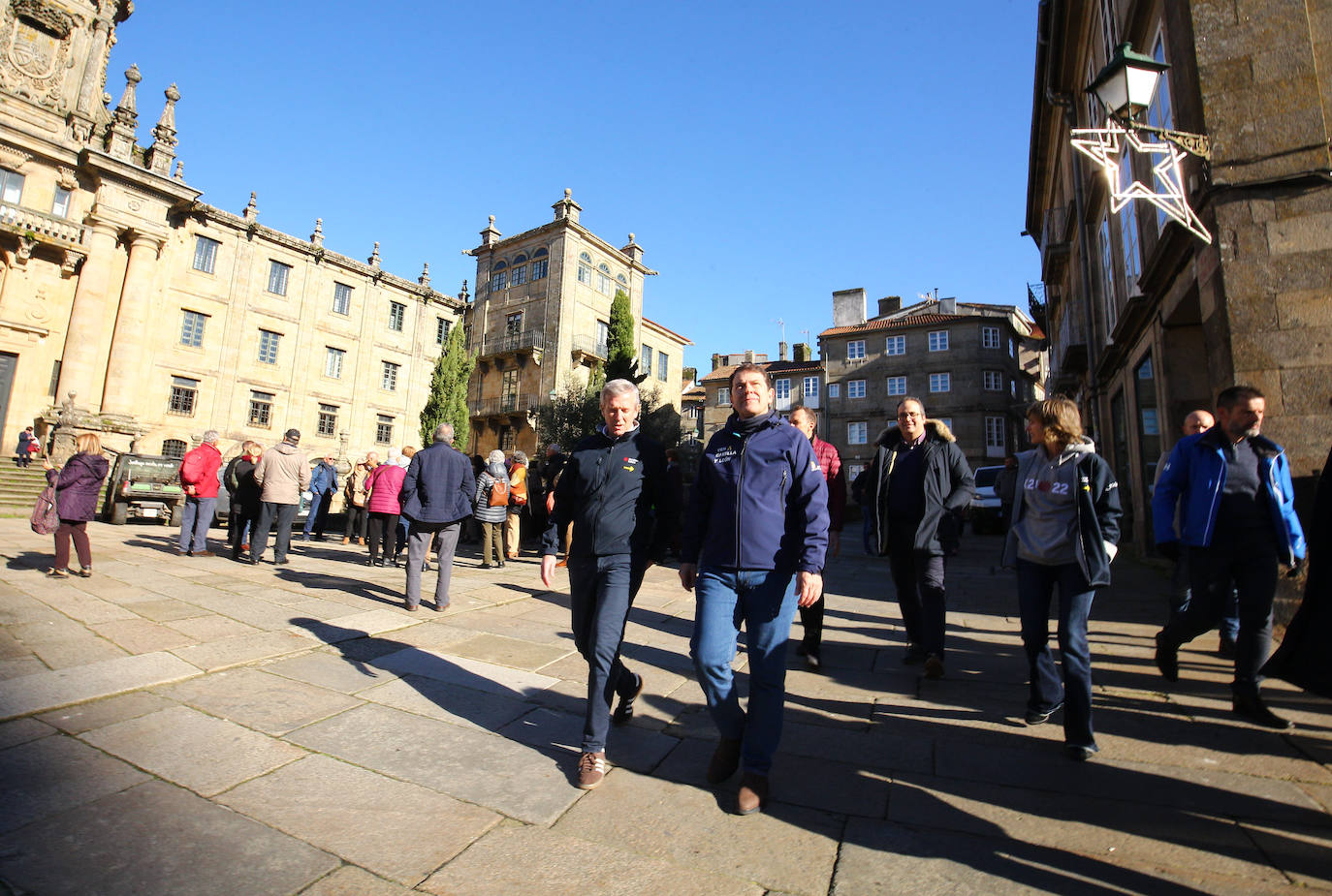 El presidente de la Junta de Castilla y León, Alfonso Fernández Mañueco (I), junto al presidente dela Xunta de Galicia, Alfonso Rueda (D), realizan un tramo de la etapa del Camino de Santiago que concluye en la Plaza del Obradoiro.