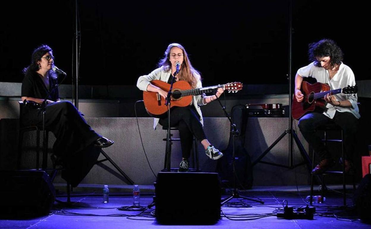 El joven grupo Huckleberry cierra en Bembibre el ciclo musical 'Las piedras cantan'.