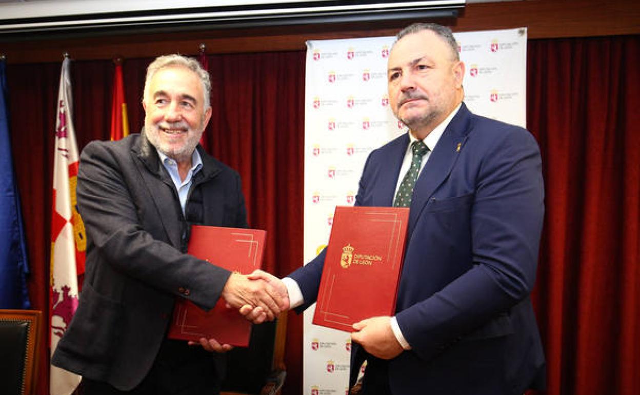 El presidente de la Diputación y su homólogo de la SD Ponferradina, durante la firma del convenio.