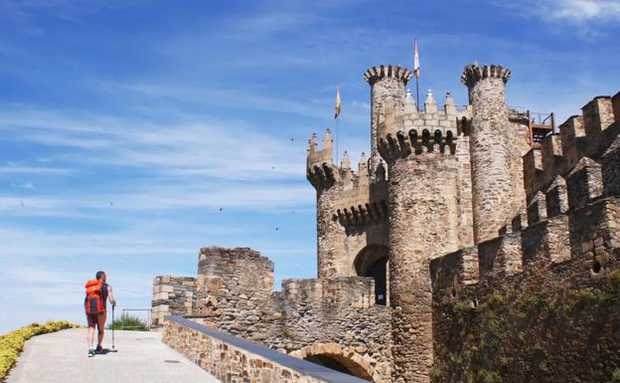 Un peregrino accede al Castillo de los Templarios de Ponferrada.