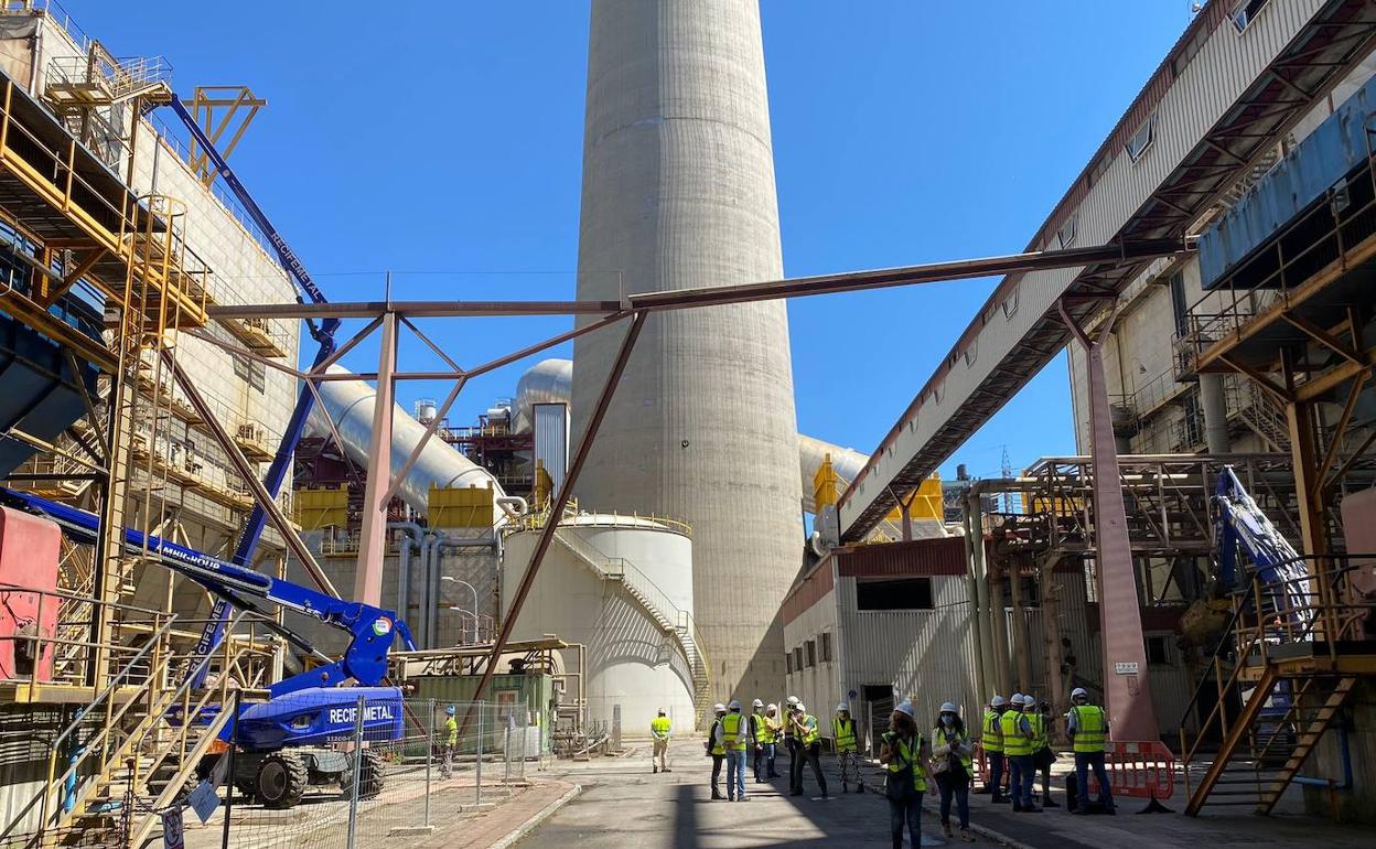 Labores de desmantelamiento de la central de Compostilla II en Cubillos del Sil. 