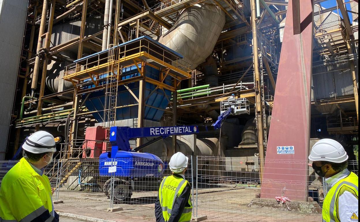 Trabajos de desmantelamiento de la térmica de Compostilla II en Cubillos del Sil. 