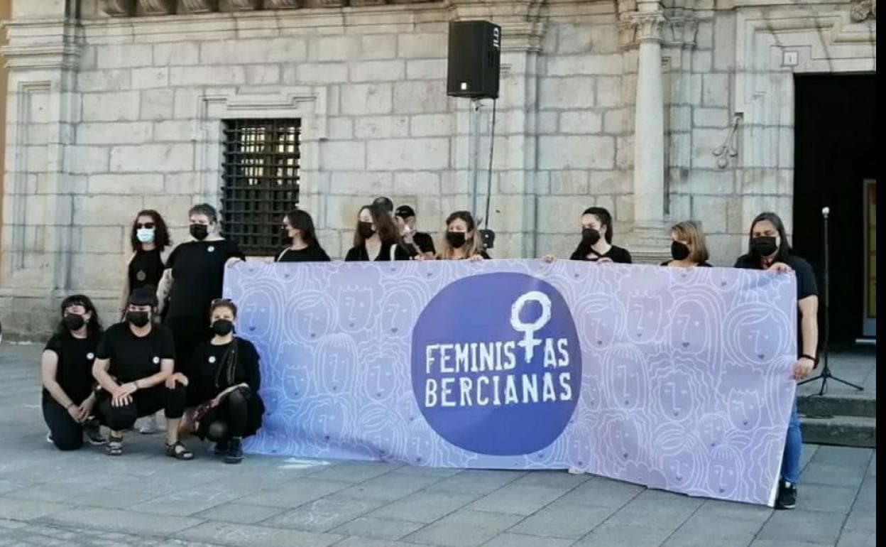 Concentración de la Asociación Feministas Bercianas ante el Ayuntamiento de Ponferrada.