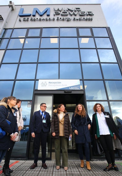 La consejera de Movilidad y Transformación Digital, María González Corral, junto al director de la empresa LM Wind Power Ponferrada, Jorge López, durante su visita a las instalaciones de la factoría.