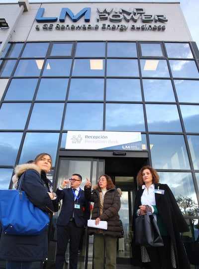 La consejera de Movilidad y Transformación Digital, María González Corral, junto al director de la empresa LM Wind Power Ponferrada, Jorge López, durante su visita a las instalaciones de la factoría.