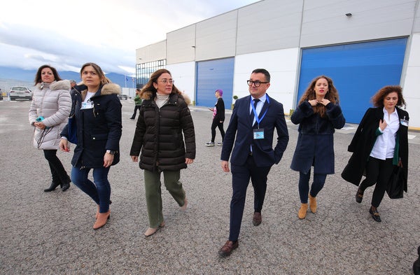 La consejera de Movilidad y Transformación Digital, María González Corral, junto al director de la empresa LM Wind Power Ponferrada, Jorge López, durante su visita a las instalaciones de la factoría.