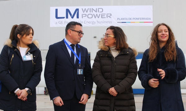 La consejera de Movilidad y Transformación Digital, María González Corral, junto al director de la empresa LM Wind Power Ponferrada, Jorge López, durante su visita a las instalaciones de la factoría.