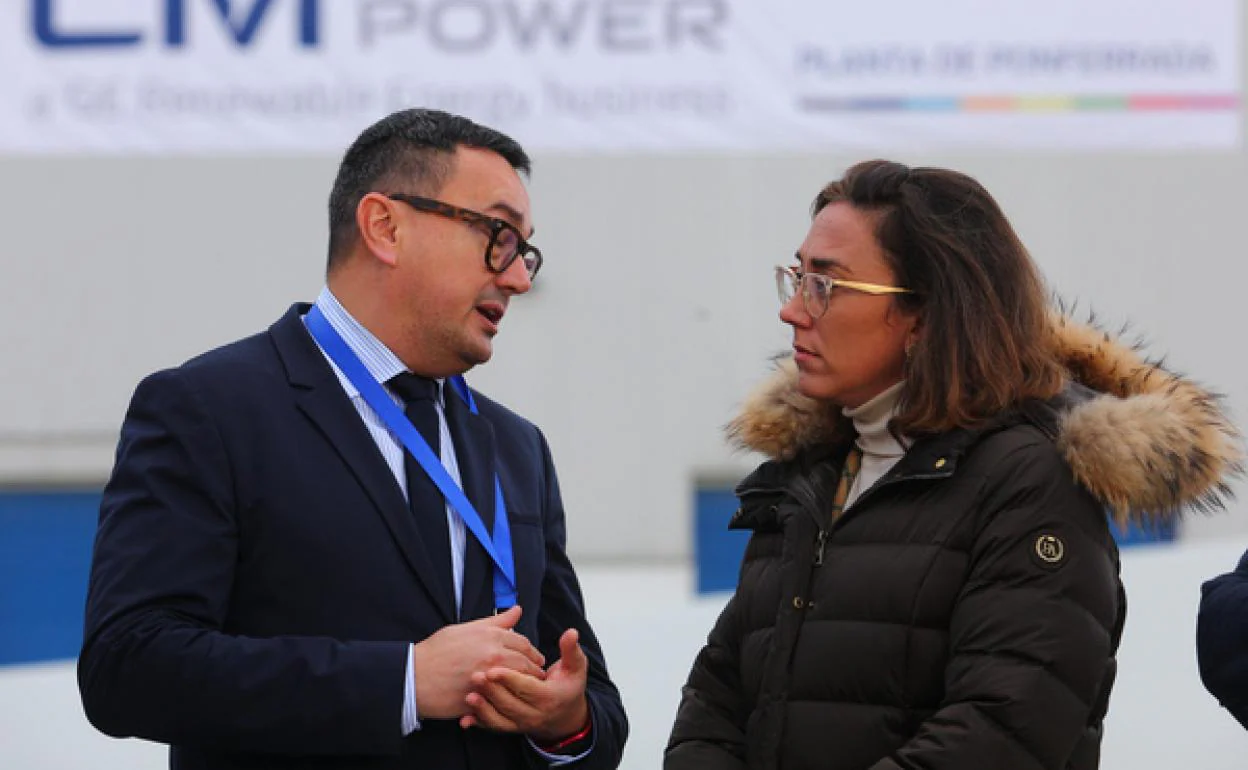 La consejera de Movilidad y Transformación Digital, María González Corral, junto al director de la empresa LM Wind Power Ponferrada, Jorge López, durante su visita a las instalaciones de la factoría.