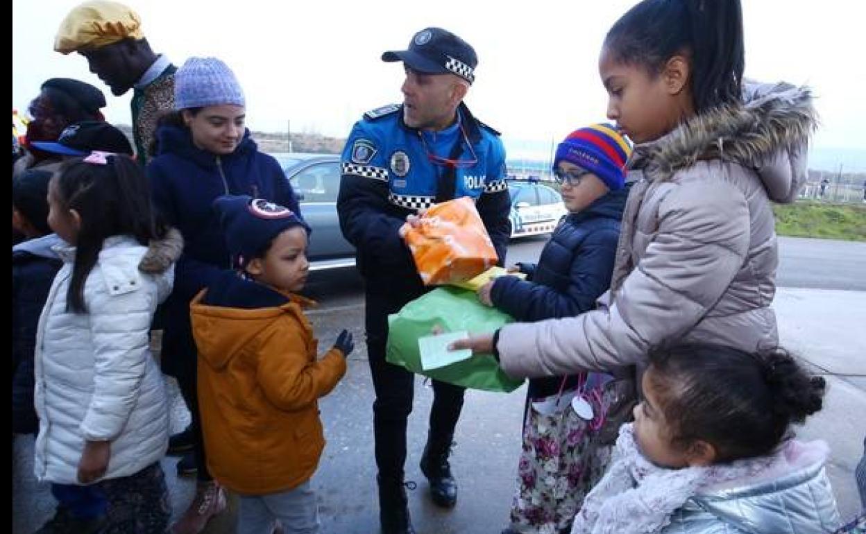 Entrega de juguetes de la campaña de Navidad de la Policía Local, en una imagen de archivo.
