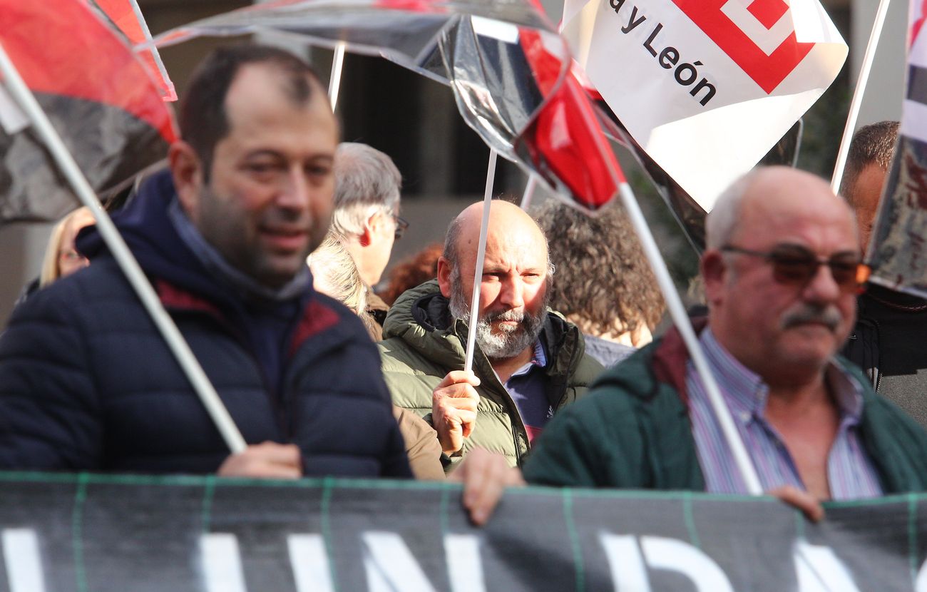 El comité de empresa del servicio de limpieza viaria y recogida de basura de Ponferrada se concentra en protesta por las actuaciones de la empresa. 