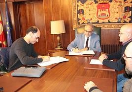 Imagen de la firma del convenio entre el Ayuntamiento y Emobi.