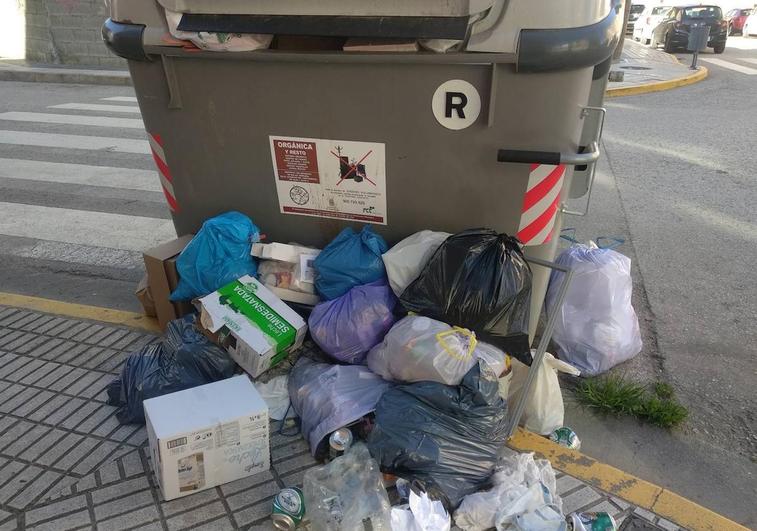 La basura se empieza a acumular en la calles de Ponferrada en el cuarto día de huelga.