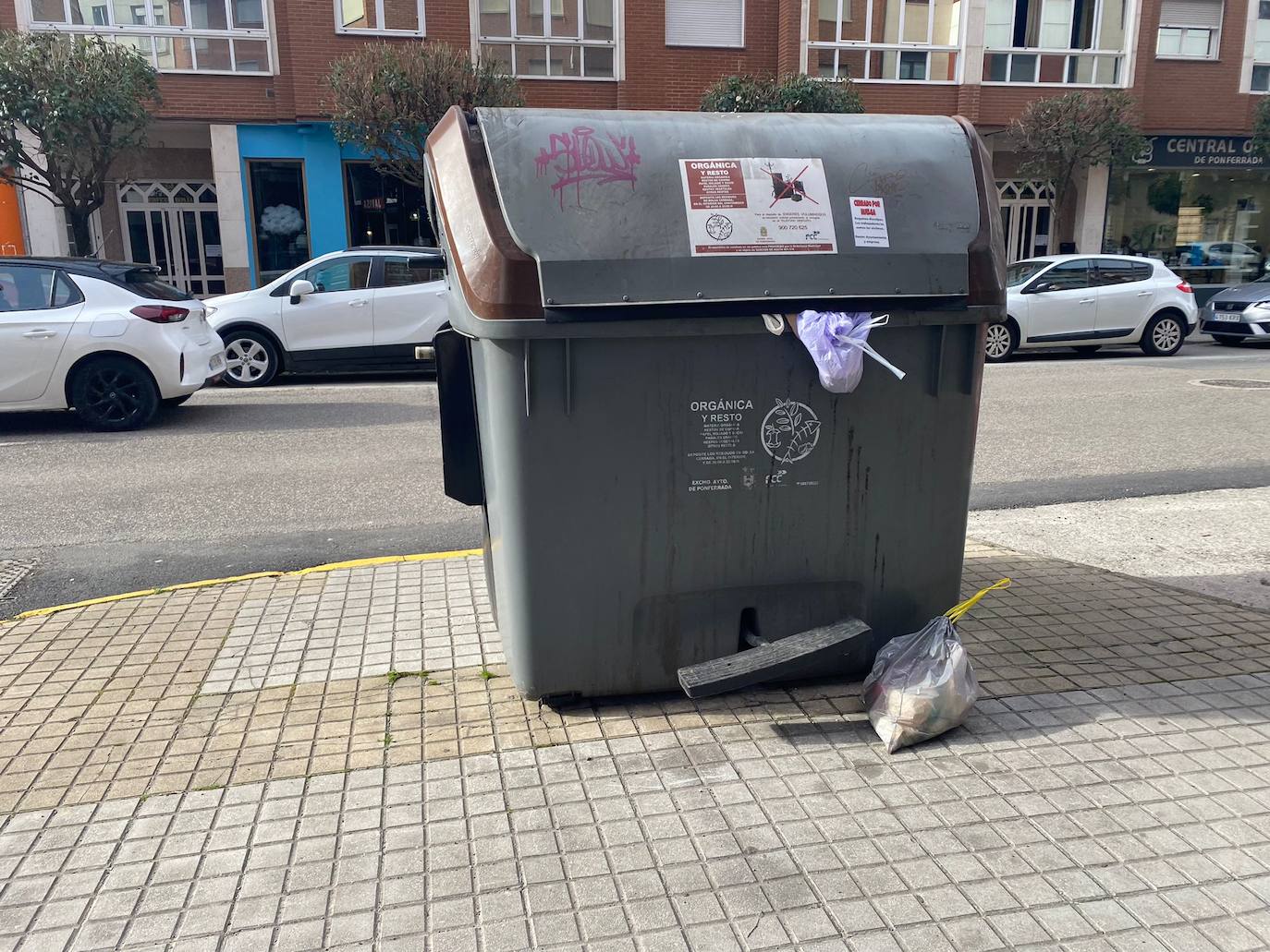 La basura ocupa las calles en Ponferrada