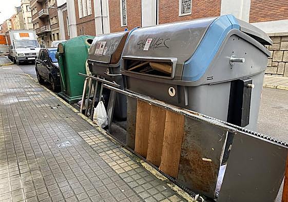 Estado de algunos contenedores en la quinta jornada de huelga en Ponferrada.