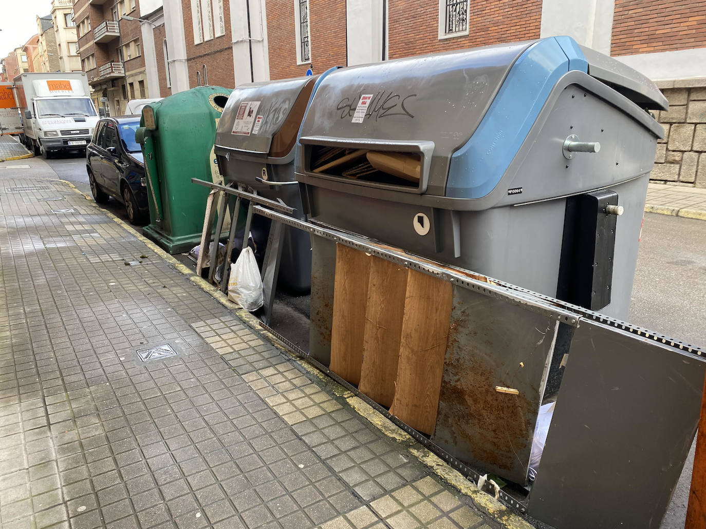 Estado de algunos contenedores en la quinta jornada de huelga en Ponferrada.