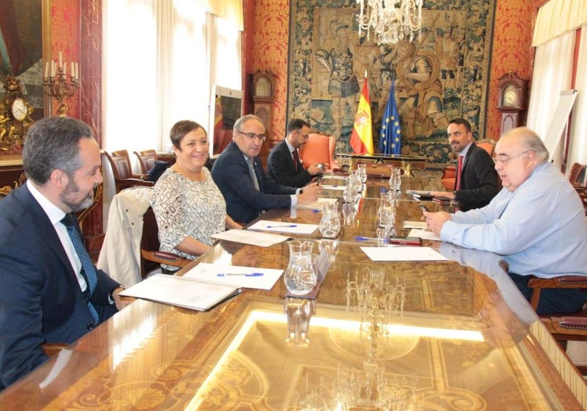 Una delegación berciana encabezada por el alcalde se reunió en Madrid con el secretario de Estado de Justicia.