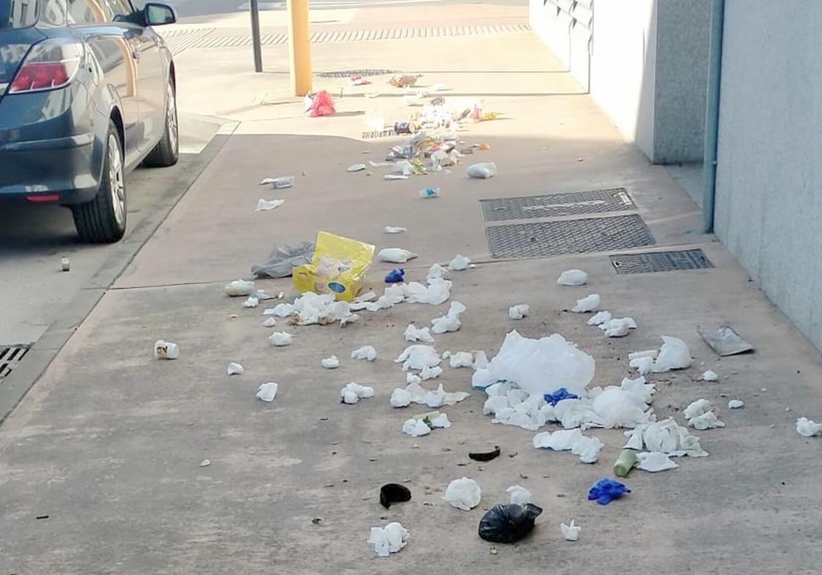 Imagen de la basura depositada a la puerta de la vivienda del alcalde de Ponferrada.