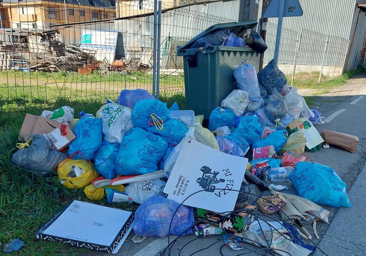 La basura ya invade la calzada en algunas zonas de Ponferrada.
