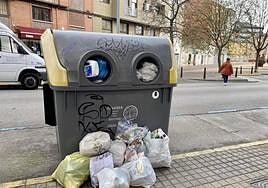 Contenedores llenos y basura en las aceras en Ponferrada por la huelga.