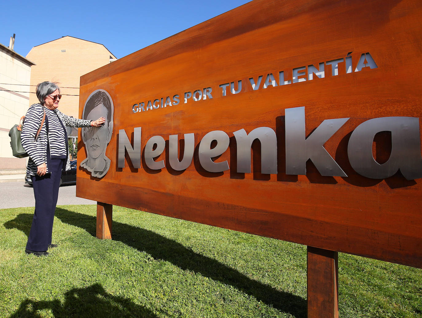 La madre de Nevenka mira emocionada la placa de homenaje a su hija.
