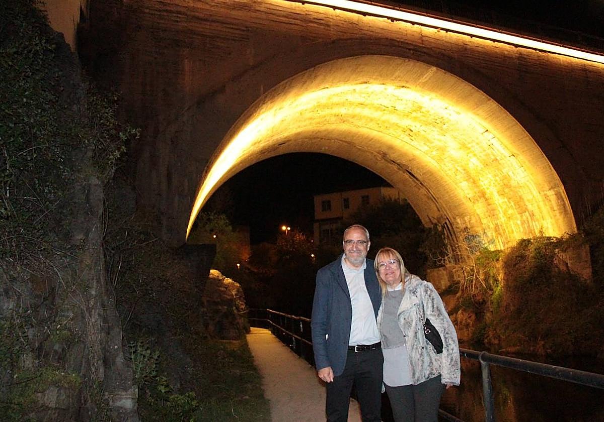 El alcalde y la edil de Infraestructuras inauguraron la nueva iluminación ornamental del puente de La Puebla (Cubelos) de Ponferrada.