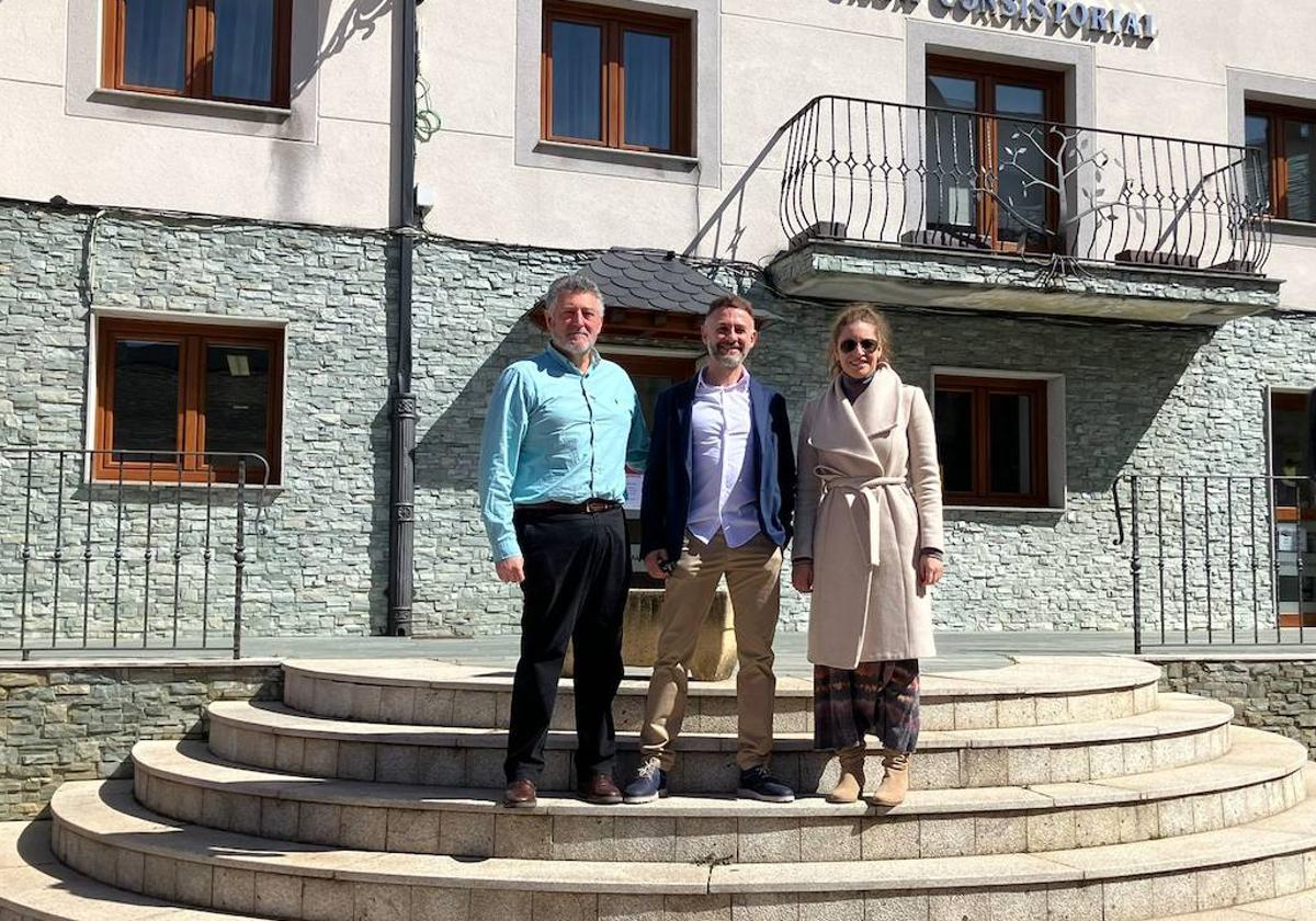 Ángel Calvo y Ester Muñoz respaldaron a Óscar Mata, nuevo candidato del PP en Páramo del Sil.