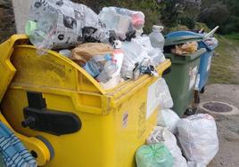Contenedor a rebosar de basura en la localidad ponferradina de Rimor.