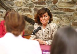 La exvicepresidenta del Gobierno, Carmen Calvo, durante la charla celebrada en el Museo del Bierzo.