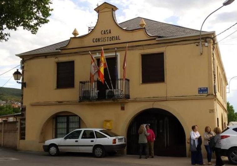 Castropodame pide una solución al «grave problema» originado en el Ayuntamiento por la falta de secretario