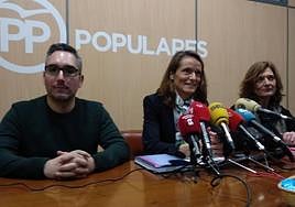 Los tres ediles del grupo municipal del PP en Bembibre que han solicitado su baja del partido.