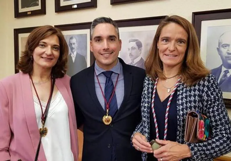 Los ya tres ex concejales del PP en Bembibre, Elsa García (I), David Otero y Elba Casado.