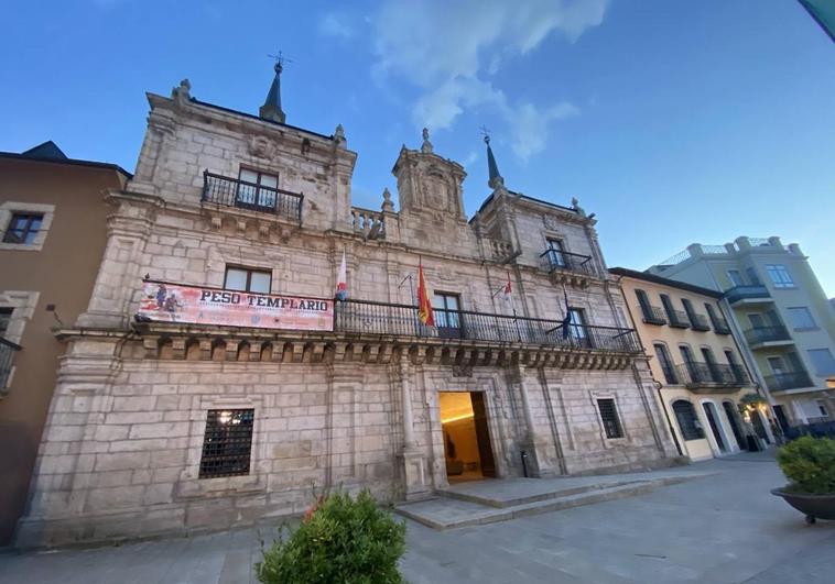 El Ayuntamiento de Ponferrada estrena nueva iluminación para ensalzar su valor arquitectónico