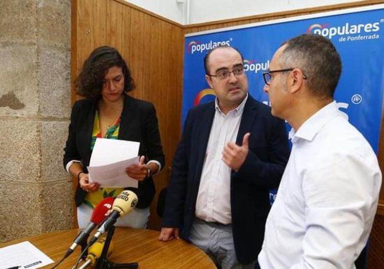 Los concejales del PP de Ponferrada Lidia Coca, Marco Morala y Carlos Cortina.