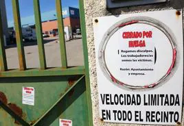 Imagen de uno de los carteles colocados a la entrada de las instalaciones de FCC Medio Ambiente en Ponferrada durante la huelga.