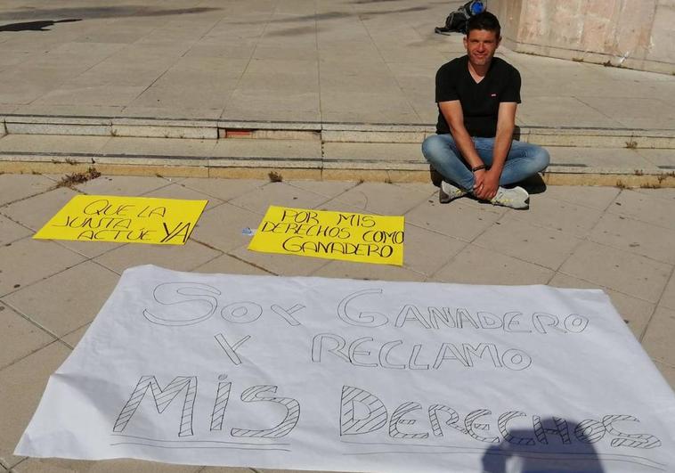 Baldo sigue con su protesta frente a la delegación territorial de la Junta.