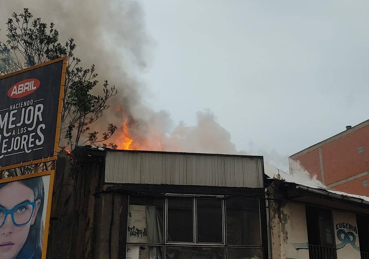 Un incendio afecta en estos momentos a una vivienda abandonada situada en la avenida Puebla de la ciudad de Ponferrada