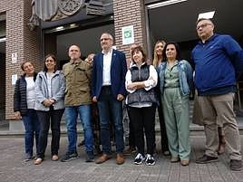 El candidato del PSOE, Olegario Ramón, presentó la candidatura a las municipales en la JEZ respaldado por los miembros de la lista.