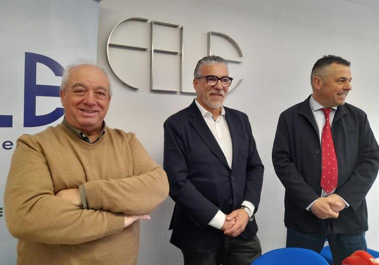 Delmiro Vega (C) junto al presidente y el secretario de Fele Bierzo.