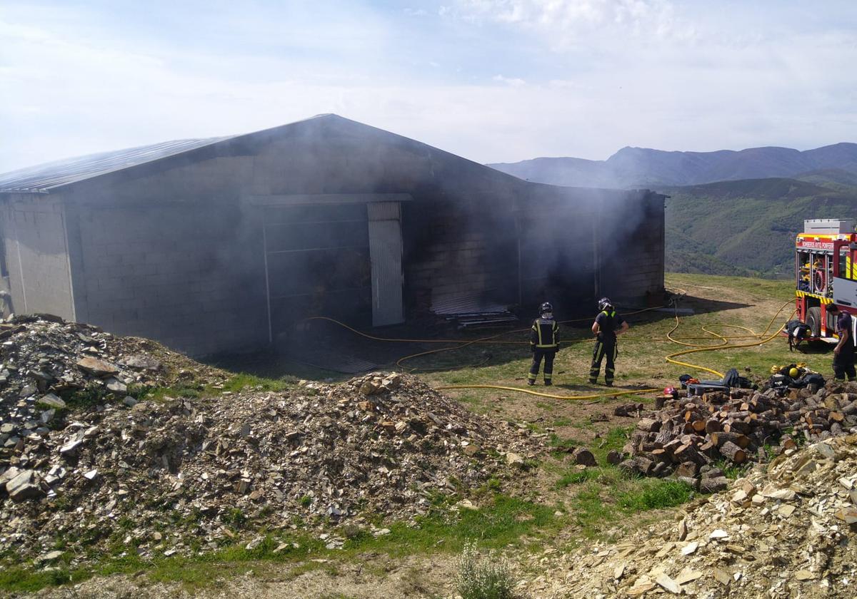 Arde una nave ganadera en el Bierzo