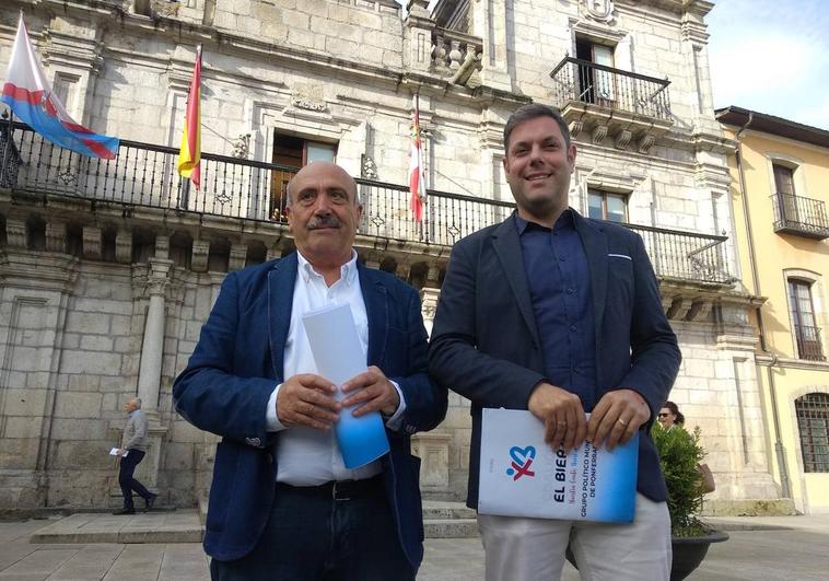 Los concejales de CB, Iván Alonso y Jesús López, durante la comparecencia en la plaza del Ayuntamiento de Ponferrada.