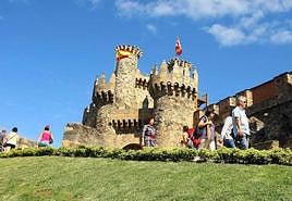 Visitantes en el Castillo de los Templarios de Ponferrada.