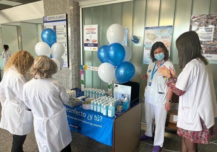 El Hospital El Bierzo conmemora el Día Mundial de la Higiene de Manos con una mesa informativa