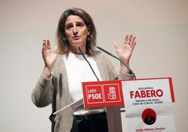 La ministra Teresa Ribera durante su intervención en la presentación de la candidatura socialista en Fabero.