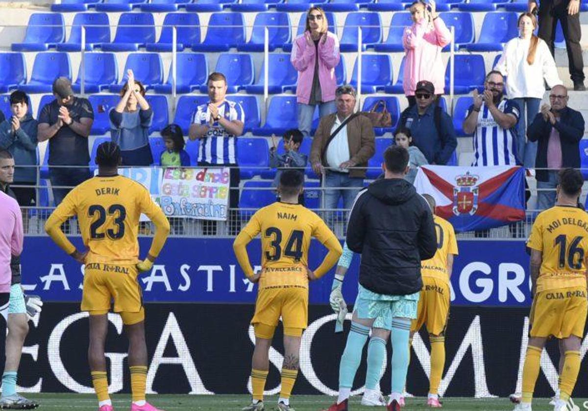 Los jugadores de la Deportiva agradecen, en el partido de este domingo, el apoyo de la afición en Huesca