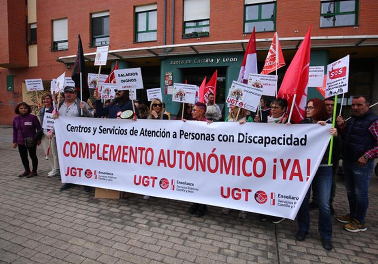 Concentración de trabajadores de atención a la discapacidad de UGT ante la sede de la Junta en Ponferrada.