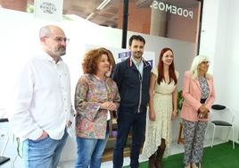 El portavoz nacional de Unidas Podemos, Javier Sánchez Serna (C), junto a los candidatos de Podemos-Alianza Verde en Ponferrada.