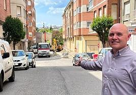 El candidato de UPL-Bierzo a la Alcaldía de Ponferrada, Manuel Ferreiro, en la calle Colombia.